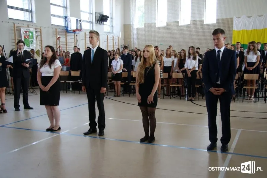 Rozpoczęcie roku szkolnego z odbiorem w tle (zdjęcia, wideo)