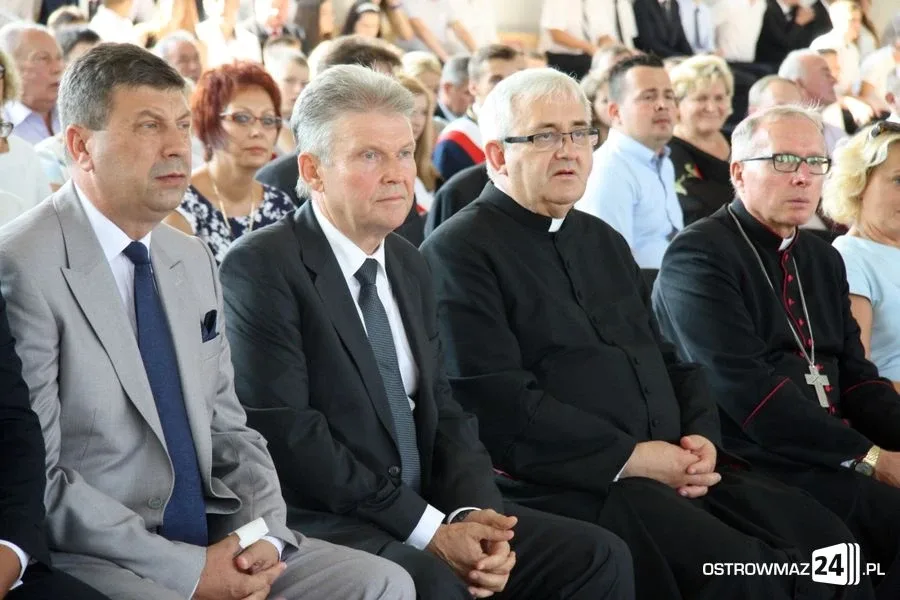 Rozpoczęcie roku szkolnego z odbiorem w tle (zdjęcia, wideo)