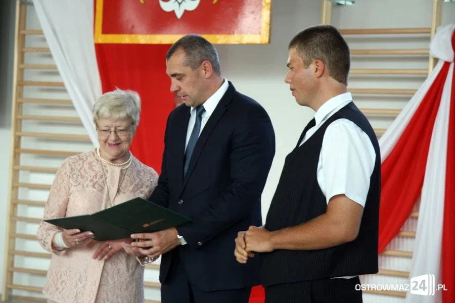 Rozpoczęcie roku szkolnego z odbiorem w tle (zdjęcia, wideo)
