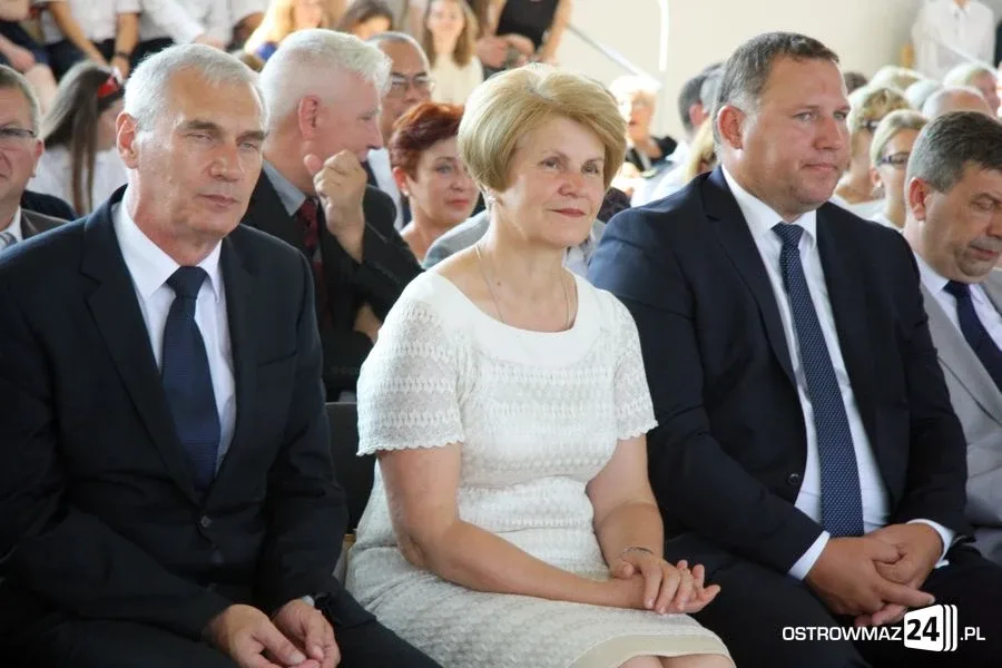 Rozpoczęcie roku szkolnego z odbiorem w tle (zdjęcia, wideo)