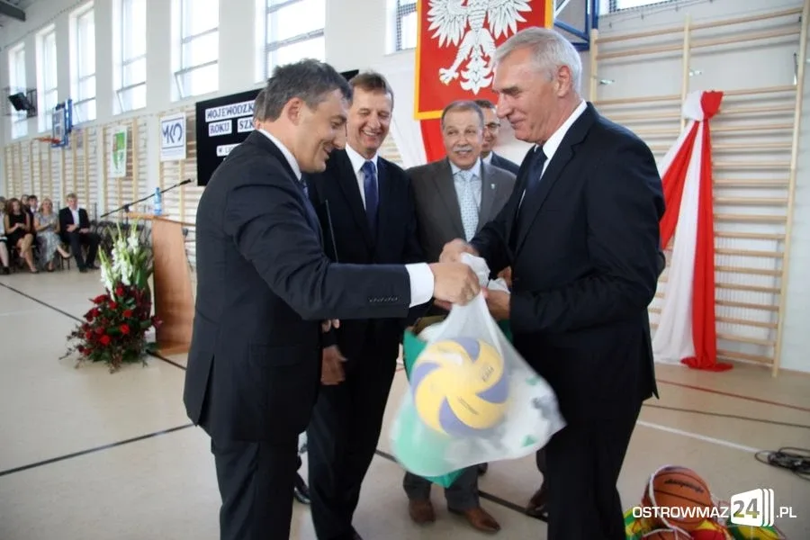 Rozpoczęcie roku szkolnego z odbiorem w tle (zdjęcia, wideo)
