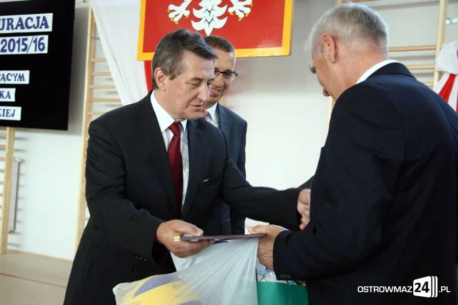 Rozpoczęcie roku szkolnego z odbiorem w tle (zdjęcia, wideo)