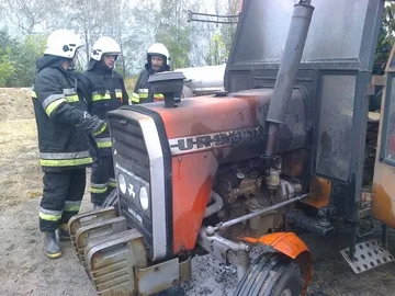 Traktor w płomieniach (zdjęcia)