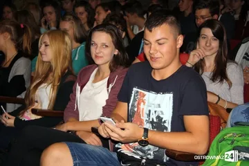 Ostrowscy uczniowie na lekcji w kinie (zdjęcia)