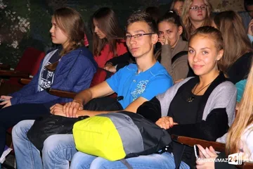 Ostrowscy uczniowie na lekcji w kinie (zdjęcia)