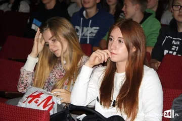 Ostrowscy uczniowie na lekcji w kinie (zdjęcia)