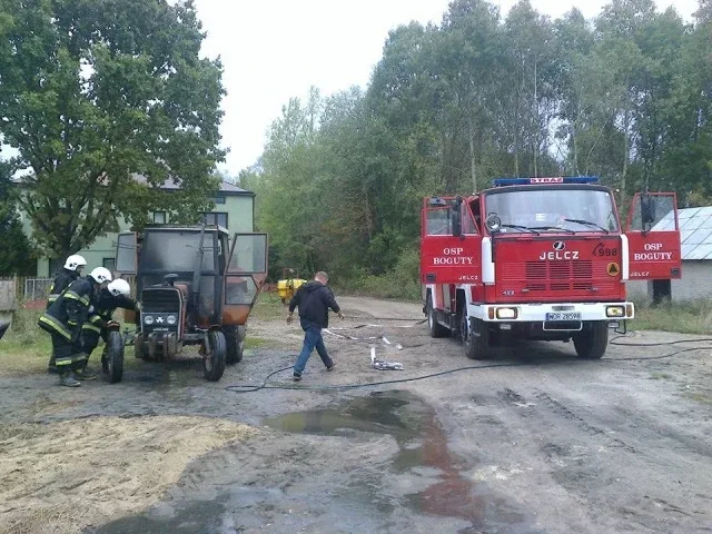 Traktor w płomieniach (zdjęcia)