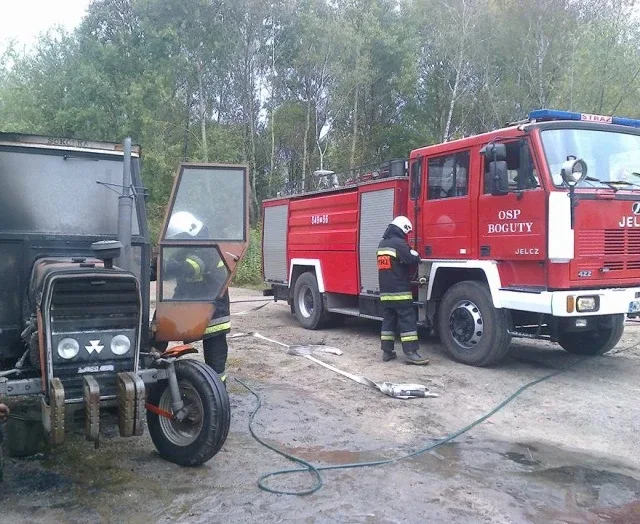 Traktor w płomieniach (zdjęcia)