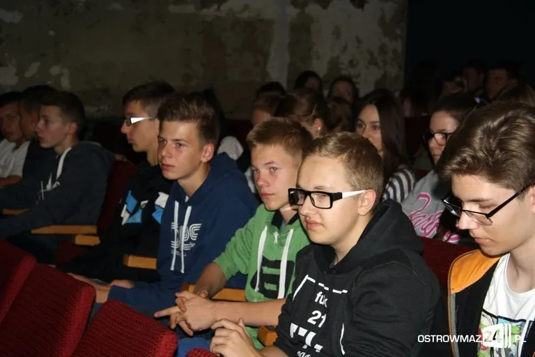 Ostrowscy uczniowie na lekcji w kinie (zdjęcia)