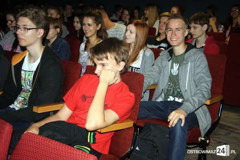 Ostrowscy uczniowie na lekcji w kinie (zdjęcia)