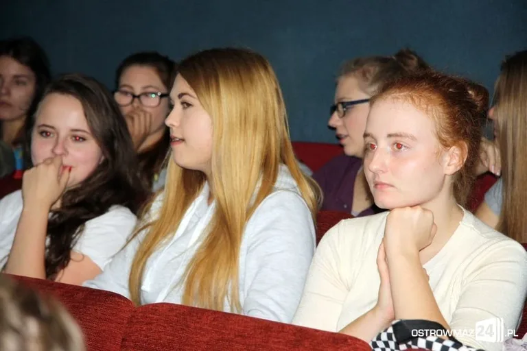 Ostrowscy uczniowie na lekcji w kinie (zdjęcia)