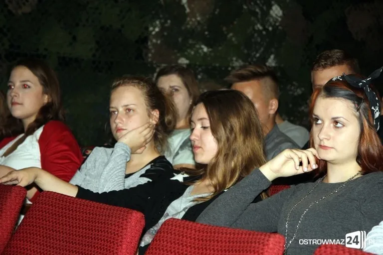 Ostrowscy uczniowie na lekcji w kinie (zdjęcia)