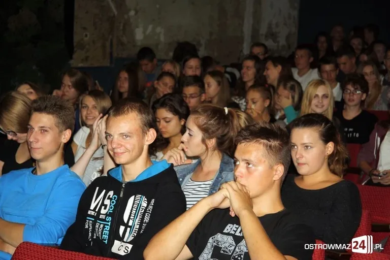 Ostrowscy uczniowie na lekcji w kinie (zdjęcia)