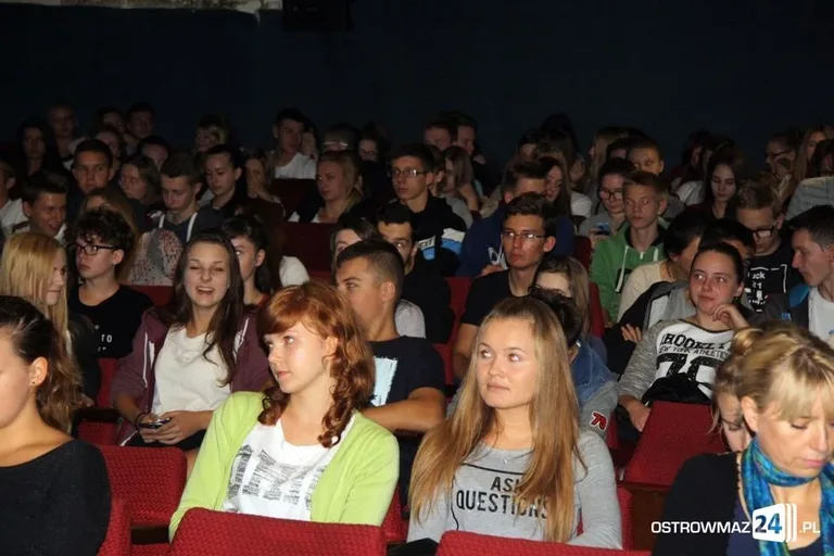 Ostrowscy uczniowie na lekcji w kinie (zdjęcia)