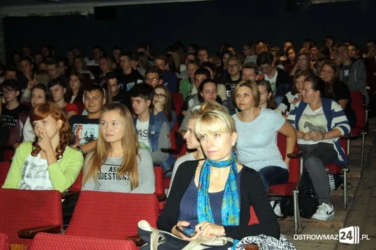 Ostrowscy uczniowie na lekcji w kinie (zdjęcia)