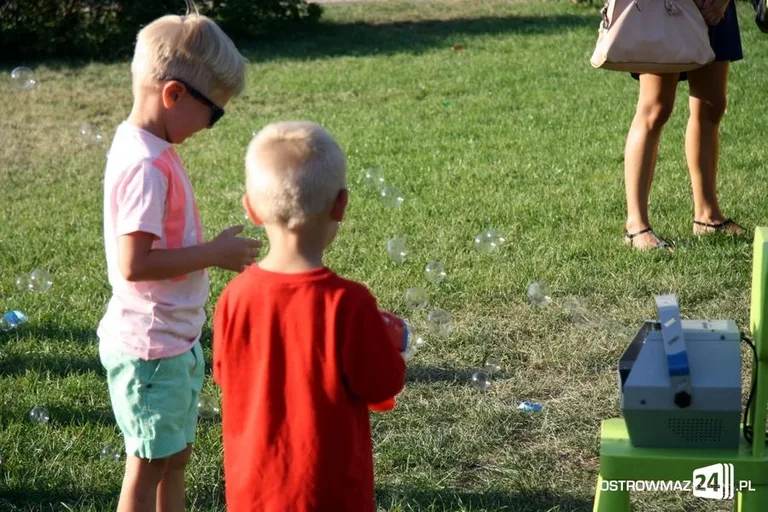 Pożegnali wakacje bańkami mydlanymi
