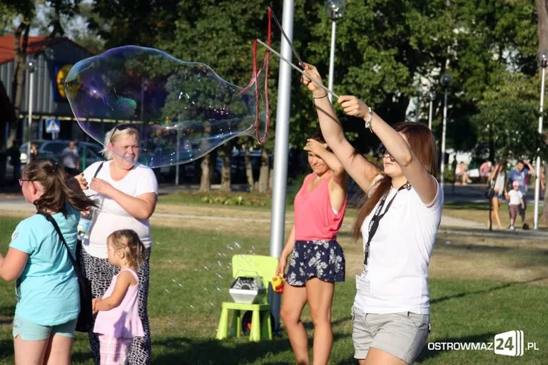 Pożegnali wakacje bańkami mydlanymi