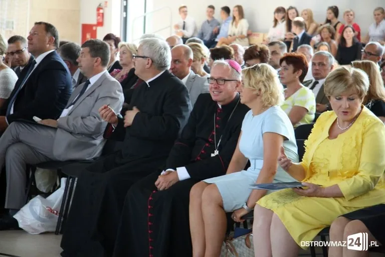 Rozpoczęcie roku szkolnego z odbiorem w tle (zdjęcia, wideo)