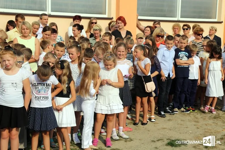 Rozpoczęcie roku szkolnego w ostrowskich szkołach (zdjęcia)