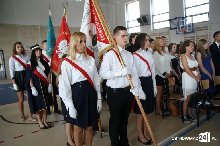 Rozpoczęcie roku szkolnego z odbiorem w tle (zdjęcia, wideo)