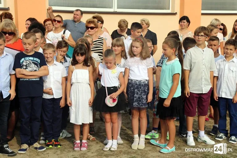 Rozpoczęcie roku szkolnego w ostrowskich szkołach (zdjęcia)