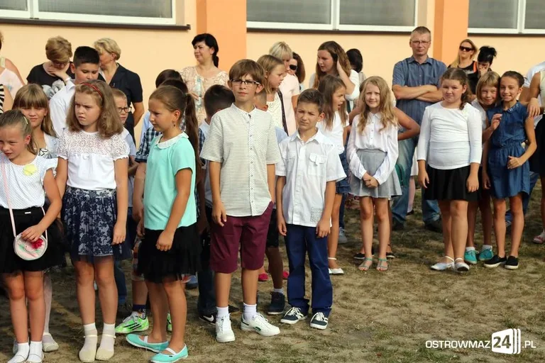 Rozpoczęcie roku szkolnego w ostrowskich szkołach (zdjęcia)