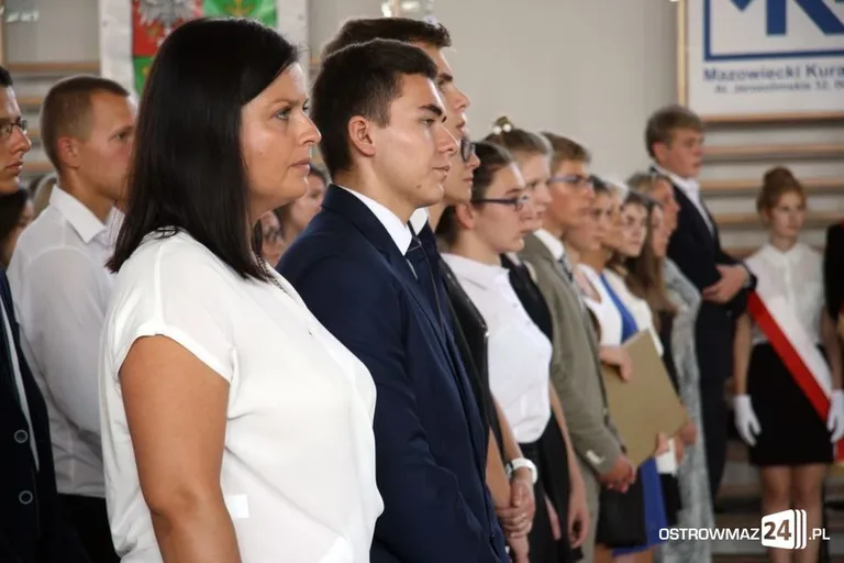 Rozpoczęcie roku szkolnego z odbiorem w tle (zdjęcia, wideo)
