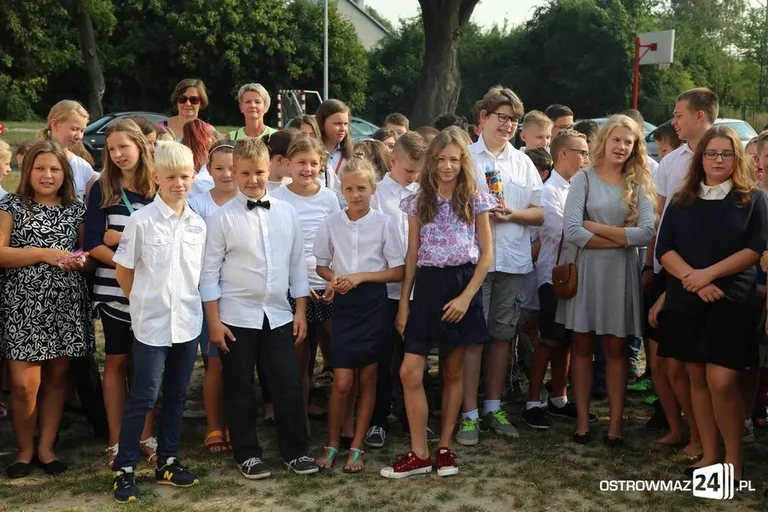 Rozpoczęcie roku szkolnego w ostrowskich szkołach (zdjęcia)