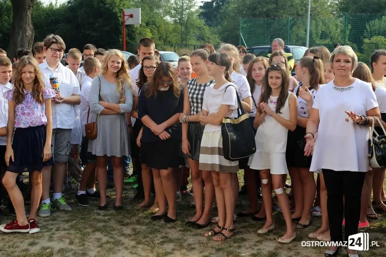 Rozpoczęcie roku szkolnego w ostrowskich szkołach (zdjęcia)