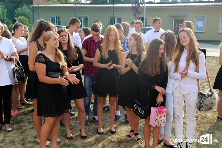 Rozpoczęcie roku szkolnego w ostrowskich szkołach (zdjęcia)