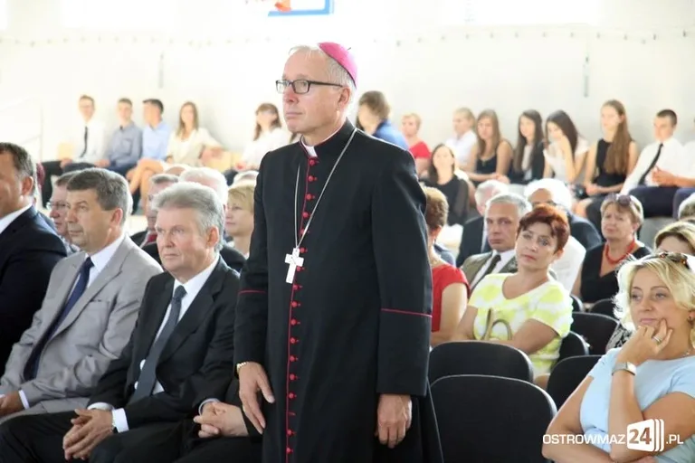 Rozpoczęcie roku szkolnego z odbiorem w tle (zdjęcia, wideo)