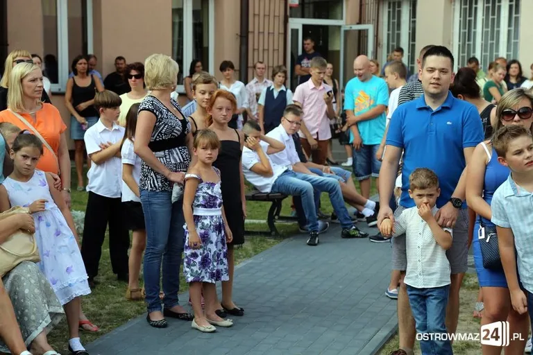 Rozpoczęcie roku szkolnego w ostrowskich szkołach (zdjęcia)