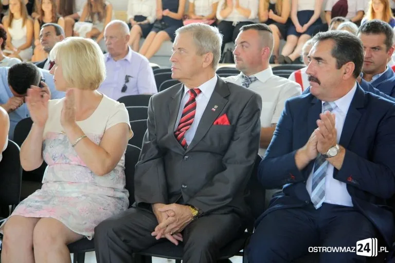 Rozpoczęcie roku szkolnego z odbiorem w tle (zdjęcia, wideo)