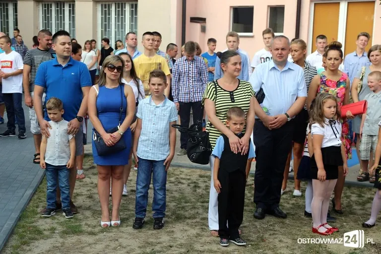 Rozpoczęcie roku szkolnego w ostrowskich szkołach (zdjęcia)