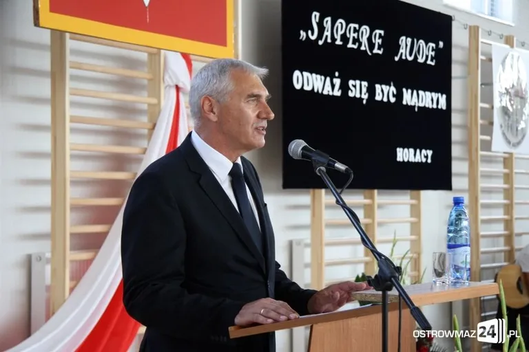 Rozpoczęcie roku szkolnego z odbiorem w tle (zdjęcia, wideo)