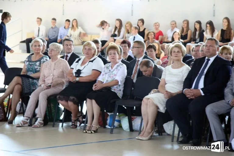 Rozpoczęcie roku szkolnego z odbiorem w tle (zdjęcia, wideo)
