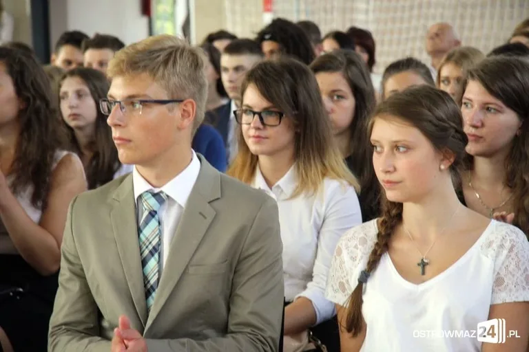 Rozpoczęcie roku szkolnego z odbiorem w tle (zdjęcia, wideo)