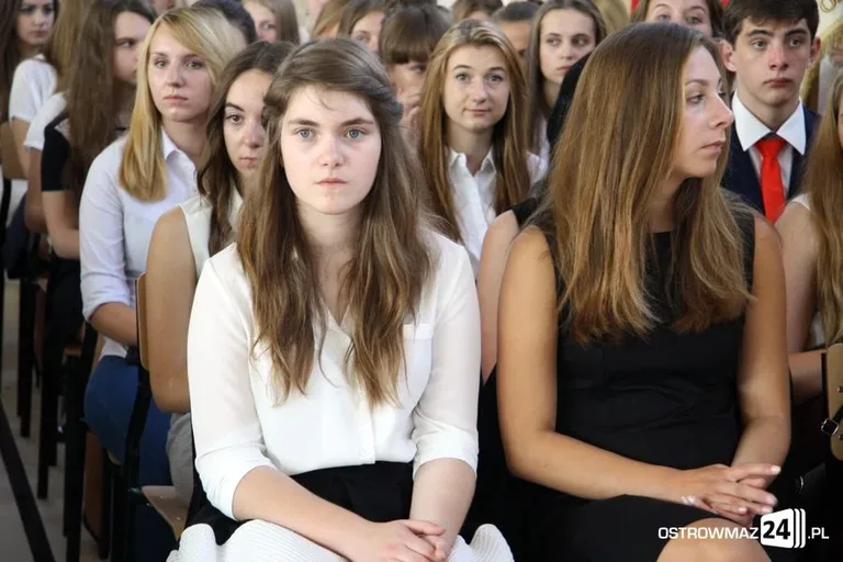 Rozpoczęcie roku szkolnego z odbiorem w tle (zdjęcia, wideo)