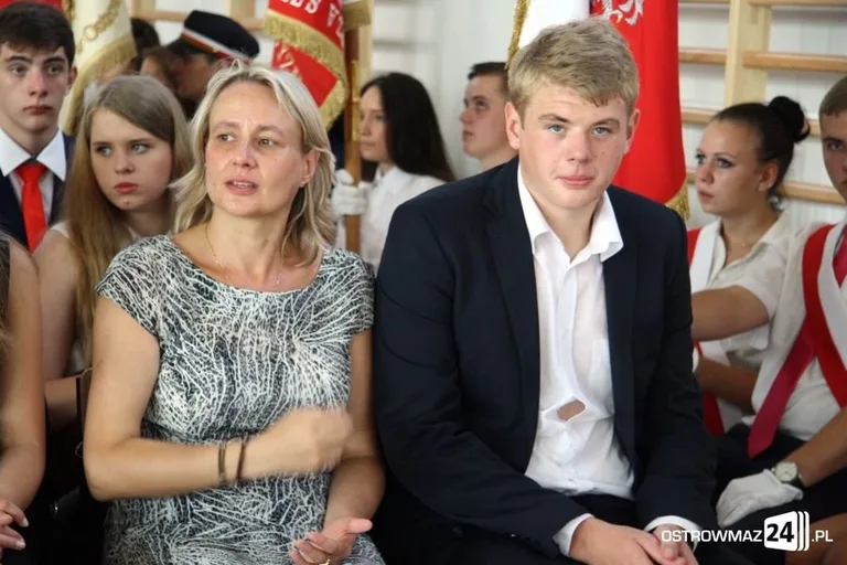 Rozpoczęcie roku szkolnego z odbiorem w tle (zdjęcia, wideo)
