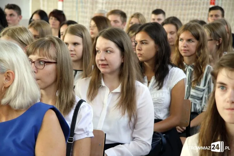 Rozpoczęcie roku szkolnego z odbiorem w tle (zdjęcia, wideo)