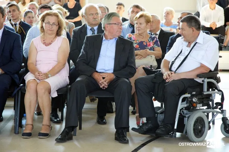 Rozpoczęcie roku szkolnego z odbiorem w tle (zdjęcia, wideo)