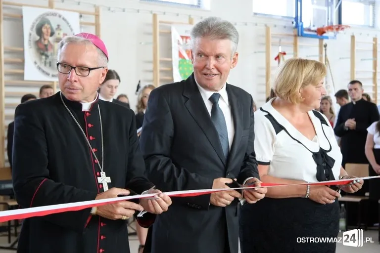 Rozpoczęcie roku szkolnego z odbiorem w tle (zdjęcia, wideo)