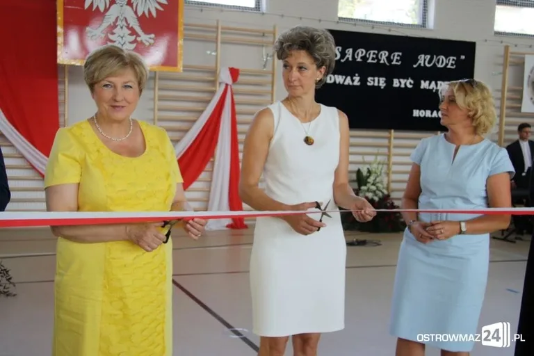 Rozpoczęcie roku szkolnego z odbiorem w tle (zdjęcia, wideo)