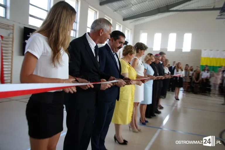 Rozpoczęcie roku szkolnego z odbiorem w tle (zdjęcia, wideo)