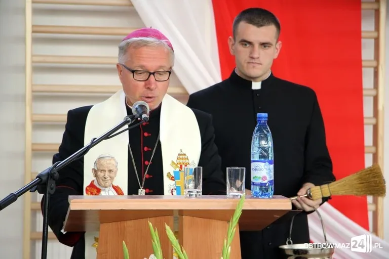 Rozpoczęcie roku szkolnego z odbiorem w tle (zdjęcia, wideo)