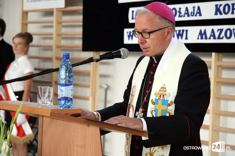 Rozpoczęcie roku szkolnego z odbiorem w tle (zdjęcia, wideo)