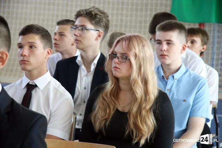 Rozpoczęcie roku szkolnego z odbiorem w tle (zdjęcia, wideo)