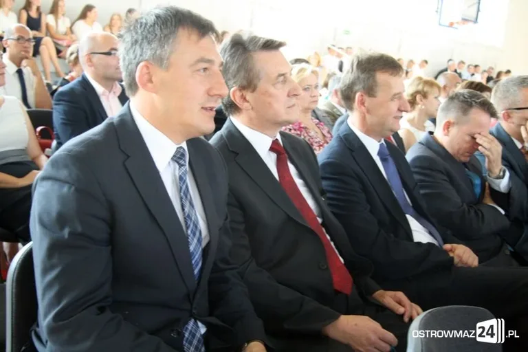 Rozpoczęcie roku szkolnego z odbiorem w tle (zdjęcia, wideo)