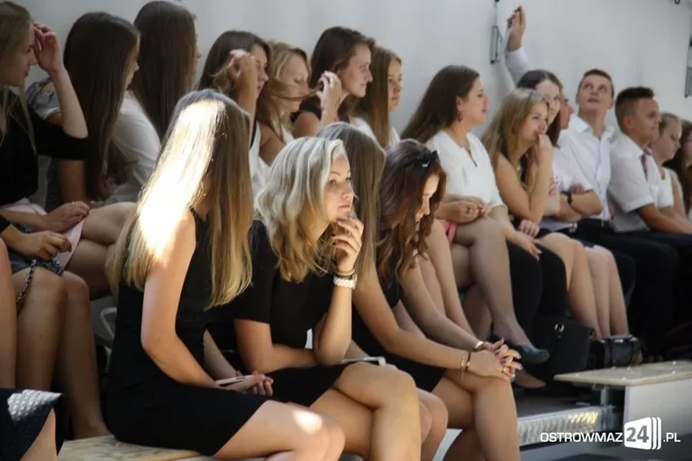 Rozpoczęcie roku szkolnego z odbiorem w tle (zdjęcia, wideo)
