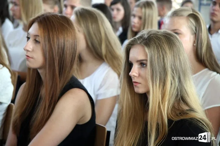 Rozpoczęcie roku szkolnego z odbiorem w tle (zdjęcia, wideo)